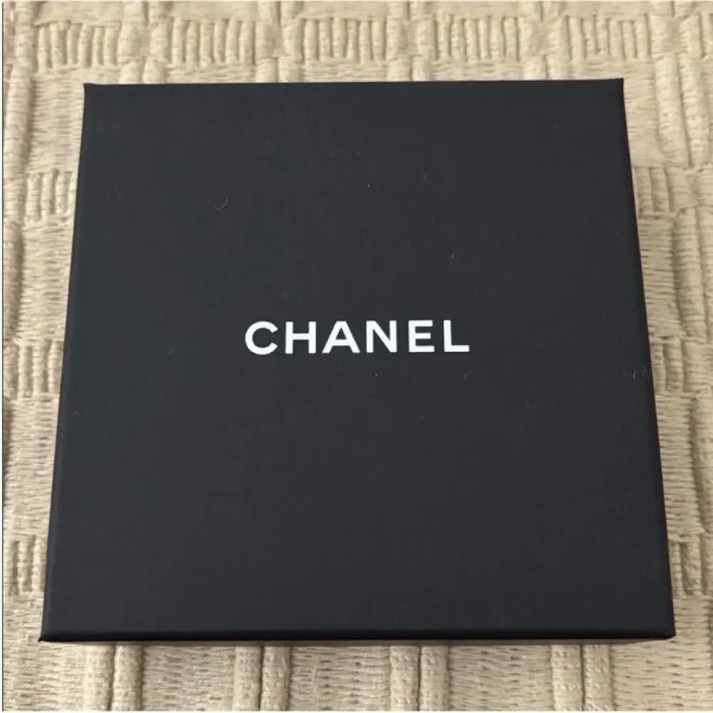 CHANEL Pearl & Denim Blue CC Heart Bracelet - Picture 2 of 13